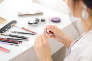 Kosmetyki marki Avon będzie można kupić w popularnej sieciówce. Co stanie się z konsultantkami?