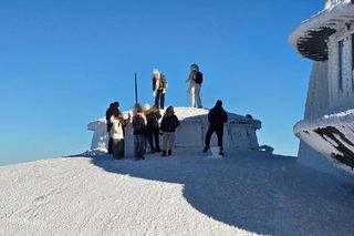 Turyści wchodzą na dach obserwatorium na Śnieżce