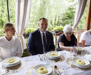 Karol i Marta Nawroccy na obiedzie u rodziny spod Kolbuszowej, na stole same smakołyki