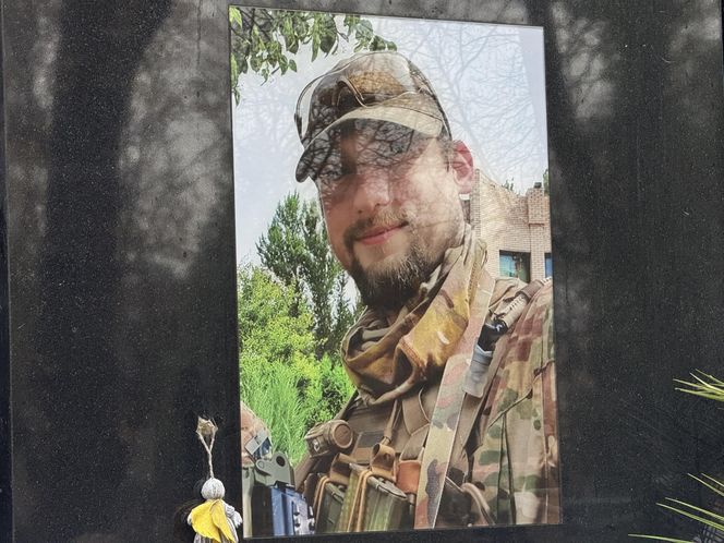 Tak wygląda grób Daniela Sztybera w Święto Zmarłych. Polski żołnierz oddał życie za Ukrainę