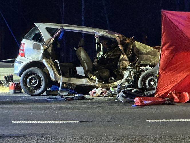 Tragiczny wypadek na DK7. Wóz strażacki zderzył się z osobówką