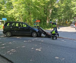 Groźny wypadek na drodze wojewódzkiej nr 689 między Hajnówką a Białowieżą. Motocyklista trafił do szpitala [ZDJĘCIA]