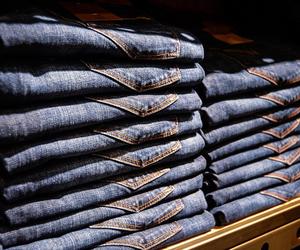 Firma słynie z produkcji jeansów 