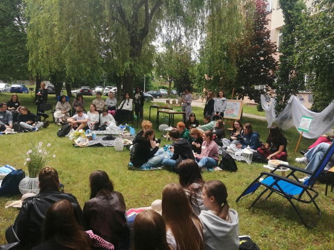 Czytanie na trawie w siedleckim Ekonomiku