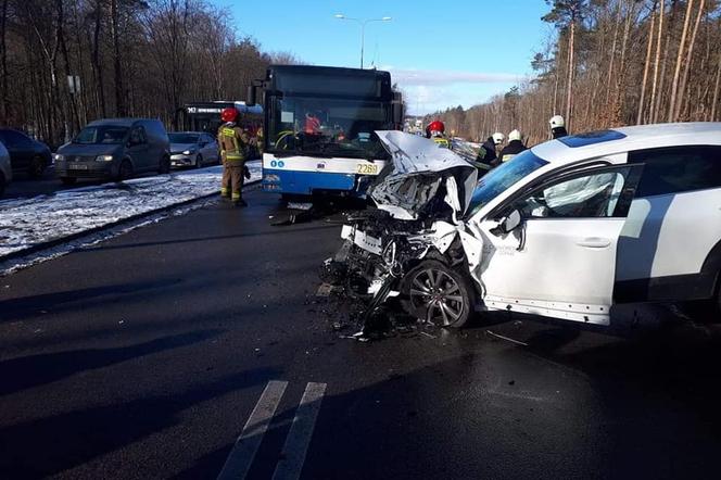 Wypadek w Gdyni. 5.03.2021 r. Zderzenie samochodu z autobusem. 3 osoby zostały ranne