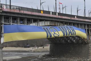 Ogromny banner zawisł na moście Poniatowskiego. Aktywiści sprzeciwiają się wojnie