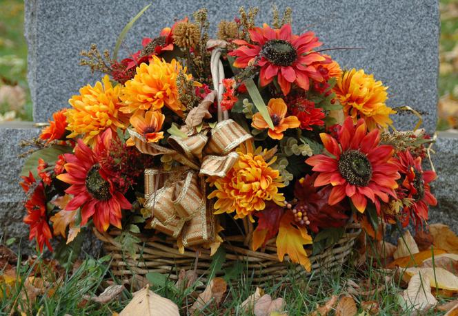 Dekoracja na grób na Wszystkich Świętych: jak zrobić wiązankę ze sztucznych kwiatów