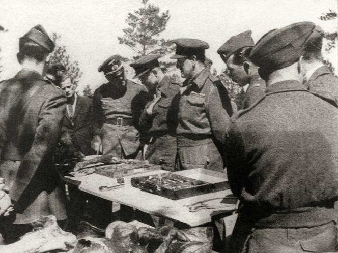 Obserwatorzy z  Kanady, USA i Wielkiej Brytanii uczestniczący w ekshumacji w Lesie Katyńskim w kwietniu 1943. 