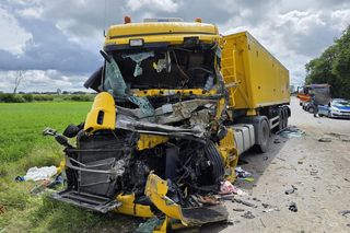  Dwie ciężarówki roztrzaskały się na drodze. Kierowca Scanii nie miał szans