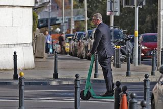 Poseł Wipler przejechał hulajnogą na czerwonym świetle