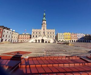 Przed ratuszem w Zamościu trwają dalsze prace przy budowie lodowiska