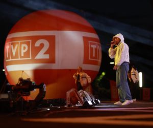 Michał Szpak tak się przejął na scenie, że zgubił mikrofon! Na szczęście nie był sam