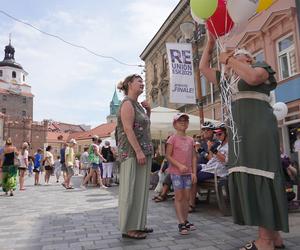 Zaczytany „Jan” oparł się kopytkiem o lubelską kamienicę! Koziołek inspirowany powieścią Bolesława Prusa pojawił się w miejskiej infrastrukturze. ZDJĘCIA