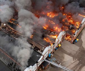 Potężny pożar zabytkowej hali w Gdańsku. Wielka chmura dymu w mieście