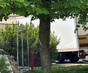 Auto wjechało w budynek sądu w Warszawie. Kierowca z impetem wyłamał szlaban i wjechał na zamknięty teren