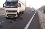 Wypadek teraz w Płocku. 20-latek z bmw uderzył w ciężarówkę!