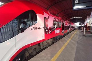 Tak wygląda specjalny pociąg Kolei Wielkopolskich z okazji 105. rocznicy wybuchu Powstania Wielkopolskiego