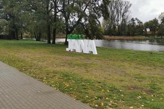 Łódzka konstrukcja stała się memem. Napis przeczytany od tyłu nabiera innego znaczenia