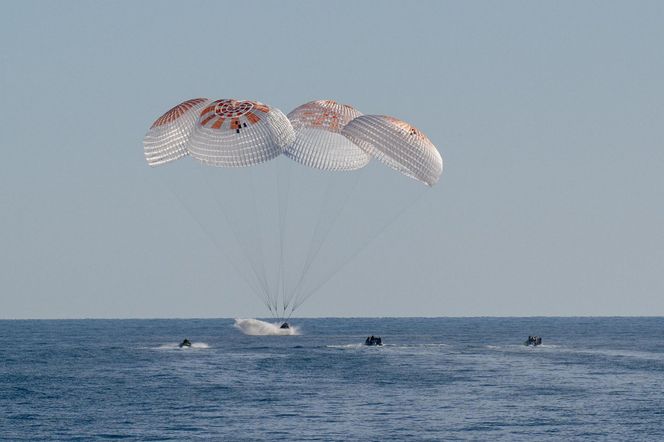 Uwięzieni w kosmosie astronauci wrócili do domu