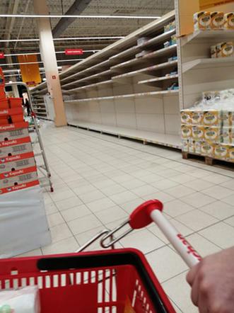 Puste półki w sklepach w Rzeszowie. Szał zakupów [NOWE ZDJĘCIA]