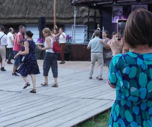 Sielanka na parkiecie w Muzeum Wsi Lubelskiej pod gołym niebem! Za nami kolejna potańcówka w rytmie miejskiego folkloru z Warszawy i Lwowa