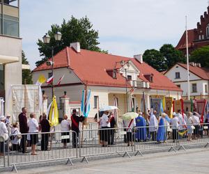 Boże Ciało 2024. Tłumy wiernych przeszły w procesji ulicami Białegostoku