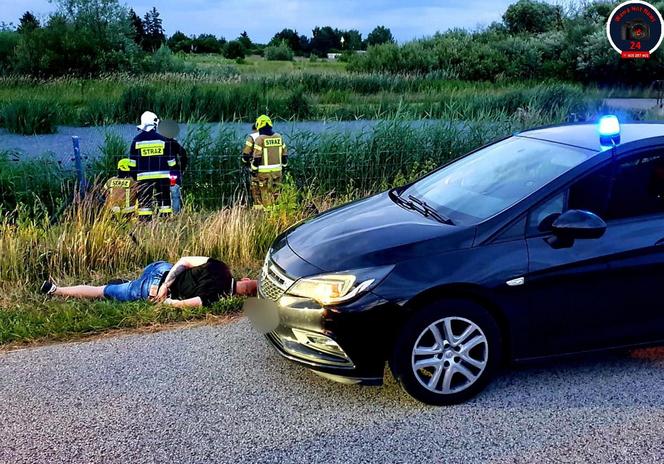 Wielka akcja pod Raszynem. Szukali tajemniczej paczki na dnie stawu. Strażacy wypompowali wodę