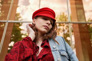 Czerwona koszula będzie hitem jesiennych stylizacji. Jak ją nosić w modny sposób? 