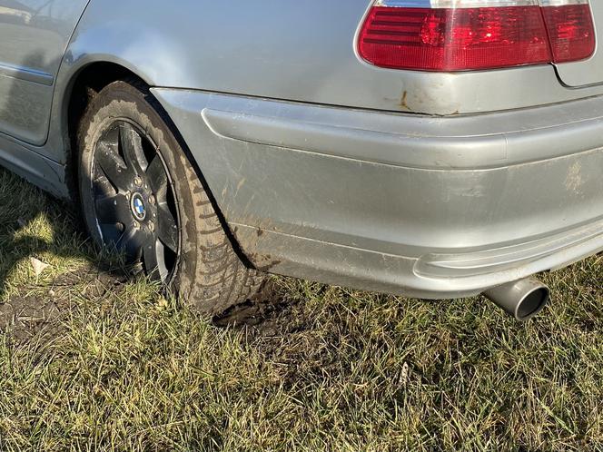 Zambrów. Senior testował auto po naprawie. Zniszczył murawę na boisku [ZDJĘCIA]