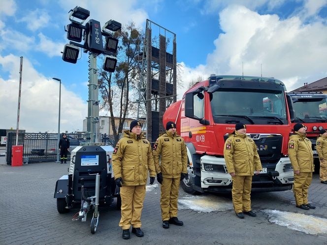 Przekazanie sprzętu strażakom