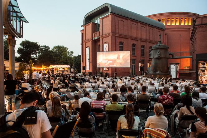 Kino Letnie na Dziedzińcu Sztuki Starego Browaru