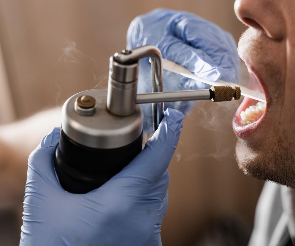 Ropień okołomigdałkowy, możliwe powikłanie anginy, to stan, który wymaga pilnego kontaktu z lekarzem