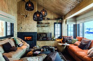 Pogawędki z puchaczem - drewniany dom w Górach Skandynawskich
