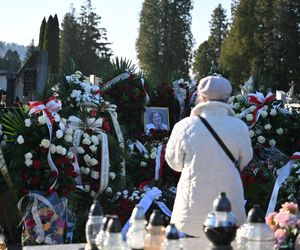 Grób Barbary Skrzypek zatonął w czerwono-białych kwiatach. Poruszający widok