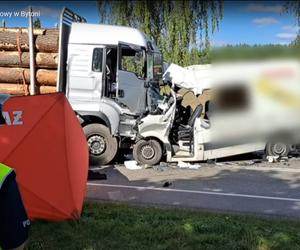 Przerażający wypadek pod Starogardem Gdańskim. Dwóch 30-latków zginęło w zmasakrowanym mercedesie [ZDJĘCIA].