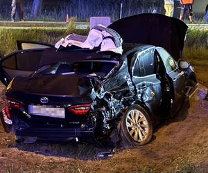 Toyota wjechała pod ciężarówkę. Dramatyczny wypadek pod Legionowem