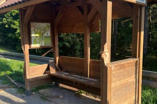 Wandale zniszczyli drewniane przystanki autobusowe