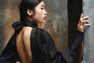 Bluzka bez pleców to klasyka elegancji 