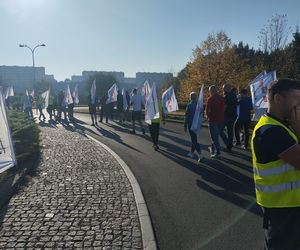 Protest górników w Jastrzębiu-Zdroju. Blokują kluczowe rondo i główne drogi