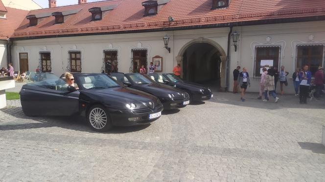 Wystawa samochodów na dziedzińcu zamku Habsburgów w Żywcu