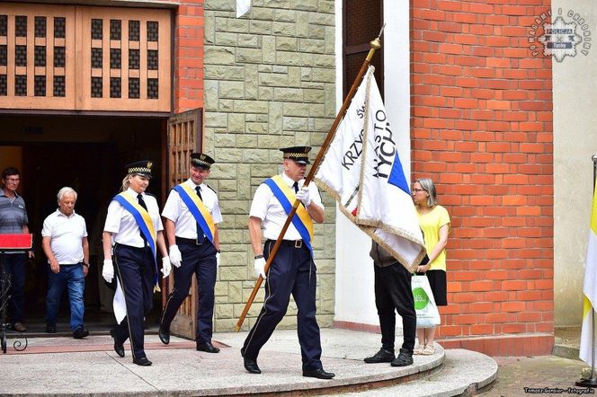 Święcenie pojazdów w Tychach przyciągnęło tłumy. Setki samochodów skropionych wodą święconą