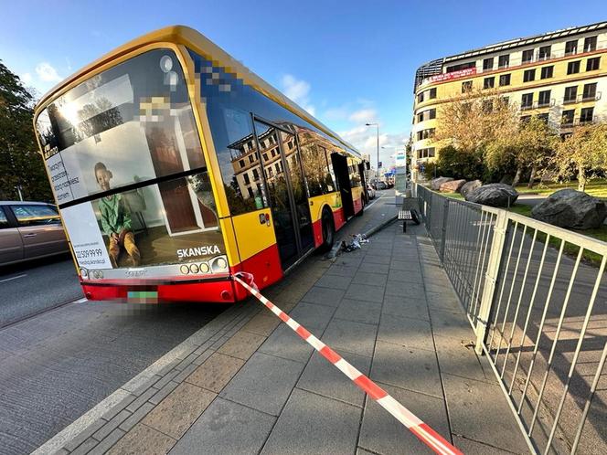 Kierowca autobusu miejskiego gruchnął w latarnię. Ta runęła na kobietę!