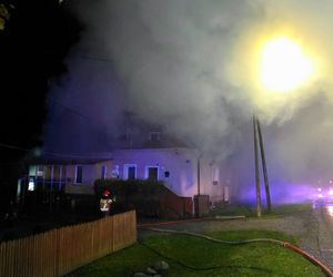 Pożar domu we wsi Winda. Nie żyją dwie osoby