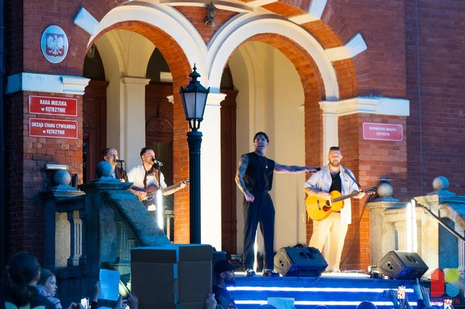 Koncert Dawida Kwiatkowskiego przed ratuszem miejskim w Kętrzynie