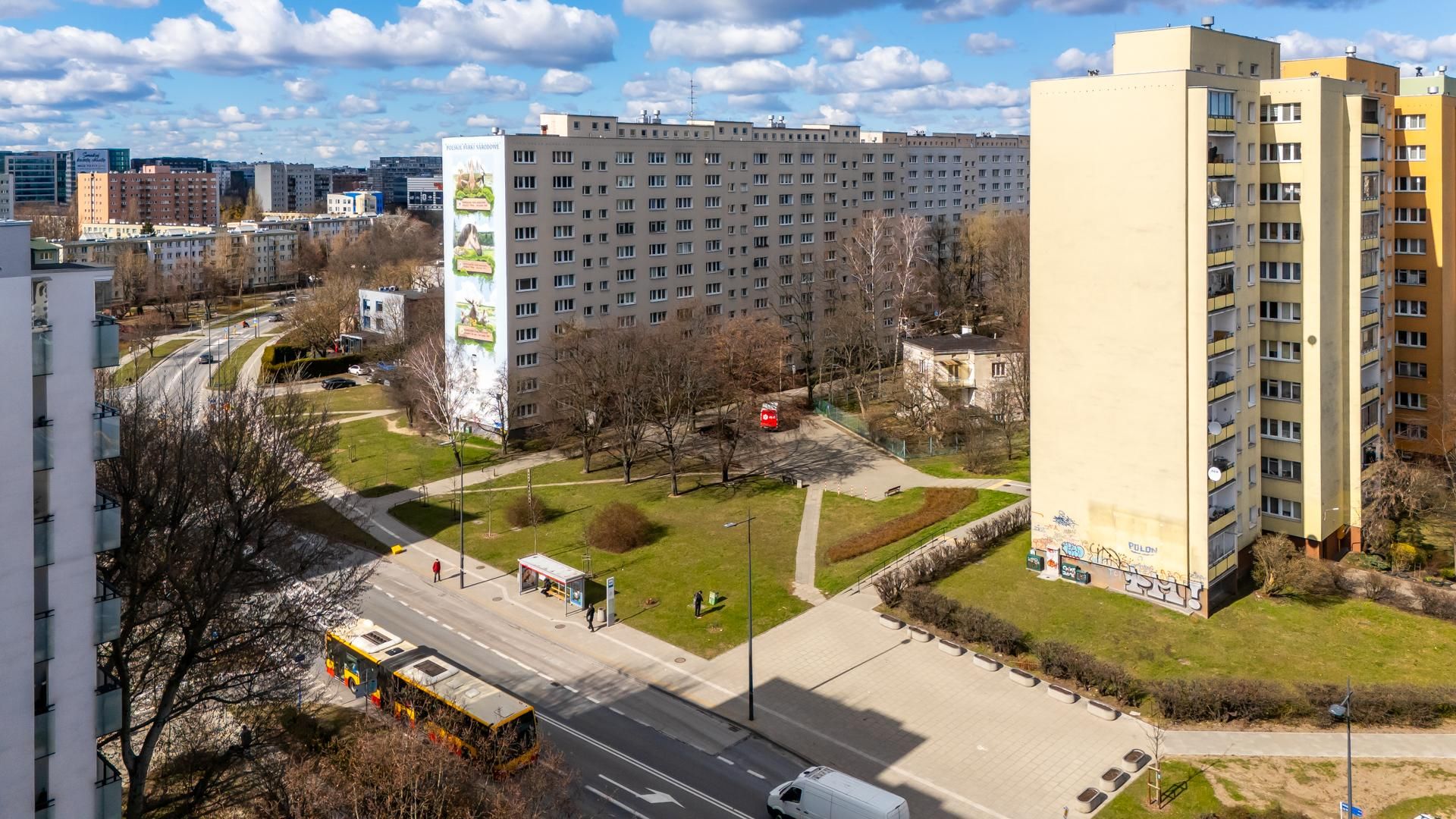 Dom jednorodzinny między blokami przy alei Lotników 26 w Warszawie