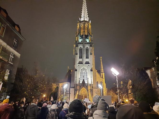 Na ulicach Katowic pojawiły się tłumy. Protestujący szli pod hasłem: "Ani jednej więcej" [ZDJĘCIA]