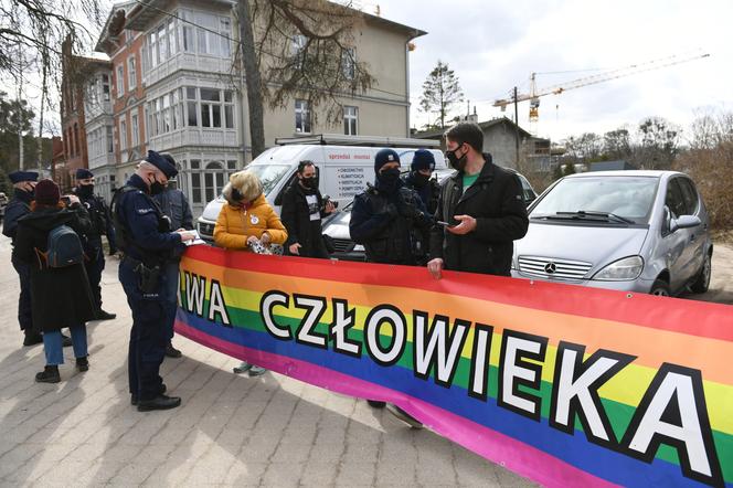 Protest przed archikatedrą oliwską