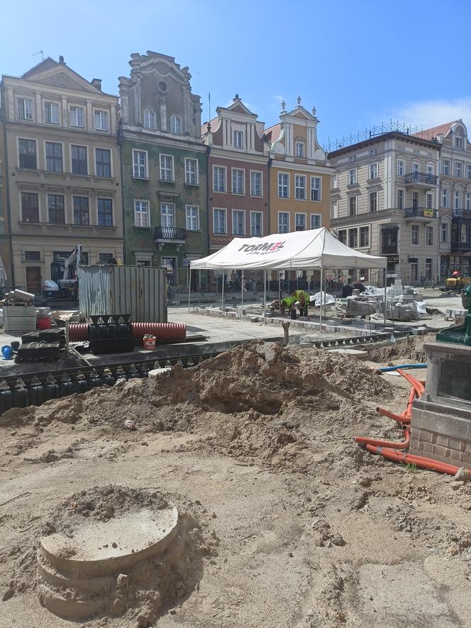 Kładą kostkę granitową na Starym Rynku w Poznaniu