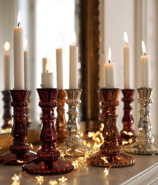 Błyszczące świeczniki ozdobą na Boże Narodzenie