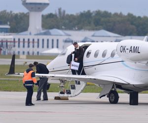 Robert Lewandowski ze szpanerką siatą wysiadł z samolotu